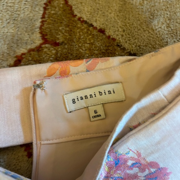 Floral shorts - Picture 2 of 2